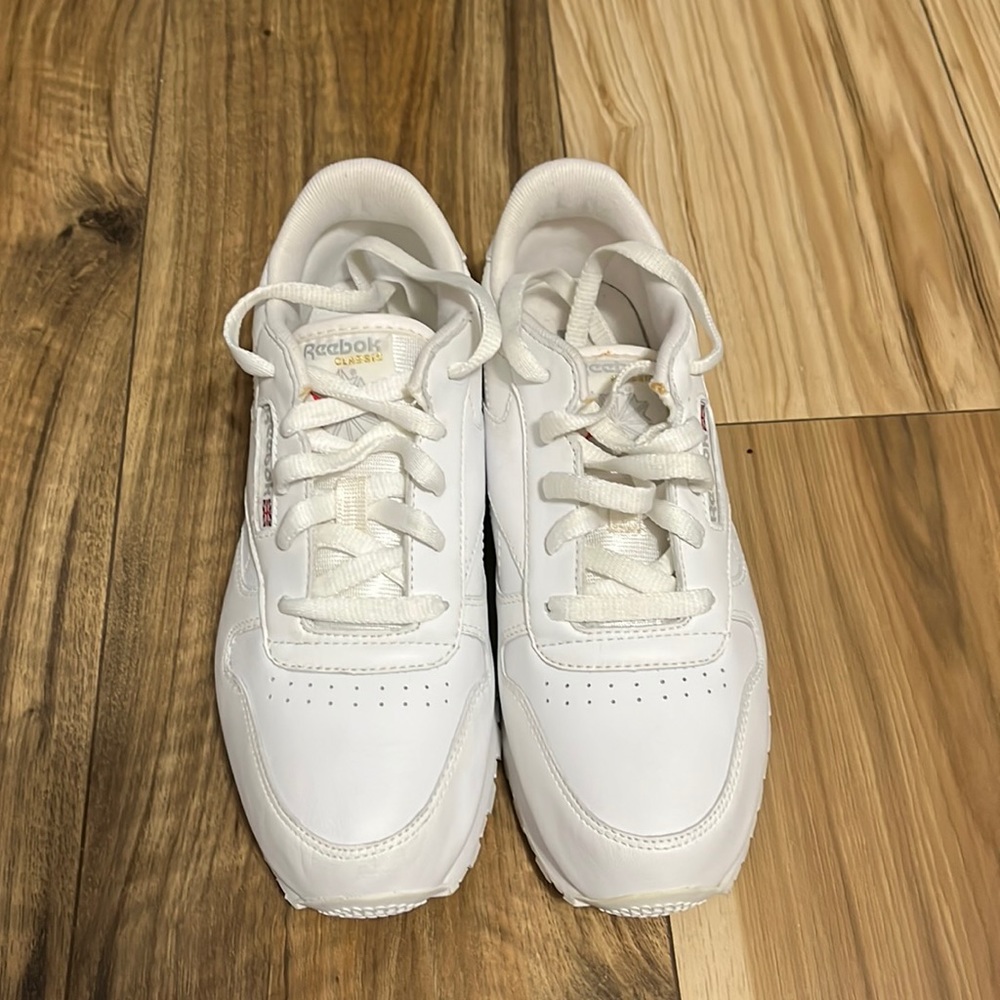 Never worn Men Reebok sneakers size 5.5